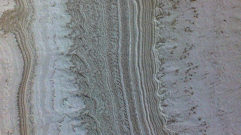 Radar reflections under Mars' ice cap